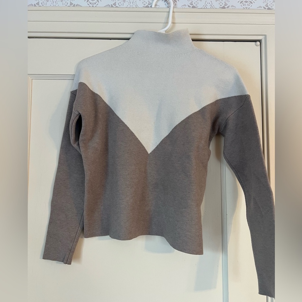 Women’s mockneck cropped top with two tones